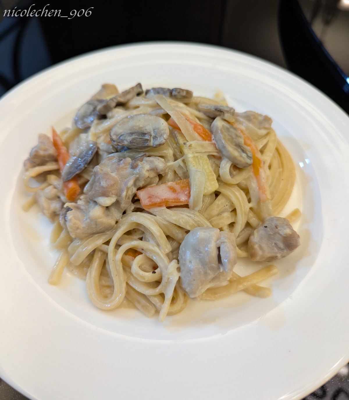 ﹝食譜分享﹞白醬義大利麵∣用滿滿牛奶做成∣不加麵粉也能香濃好吃∣半小時做出奶香十足義大利麵∣小朋友最愛的料理∣晚餐食譜∣ - 第1張圖