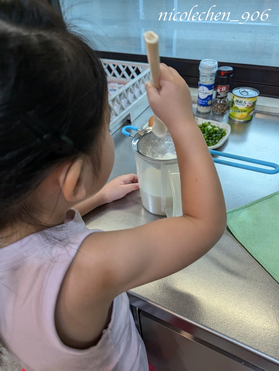 ﹝食譜分享﹞古早味粉漿蛋餅∣小孩上學快速做出營養早餐∣從小吃到大的美味∣終於試出我最愛的比例∣吃起來Q中帶軟∣愛吃什麼就加什麼∣ - 第12張圖