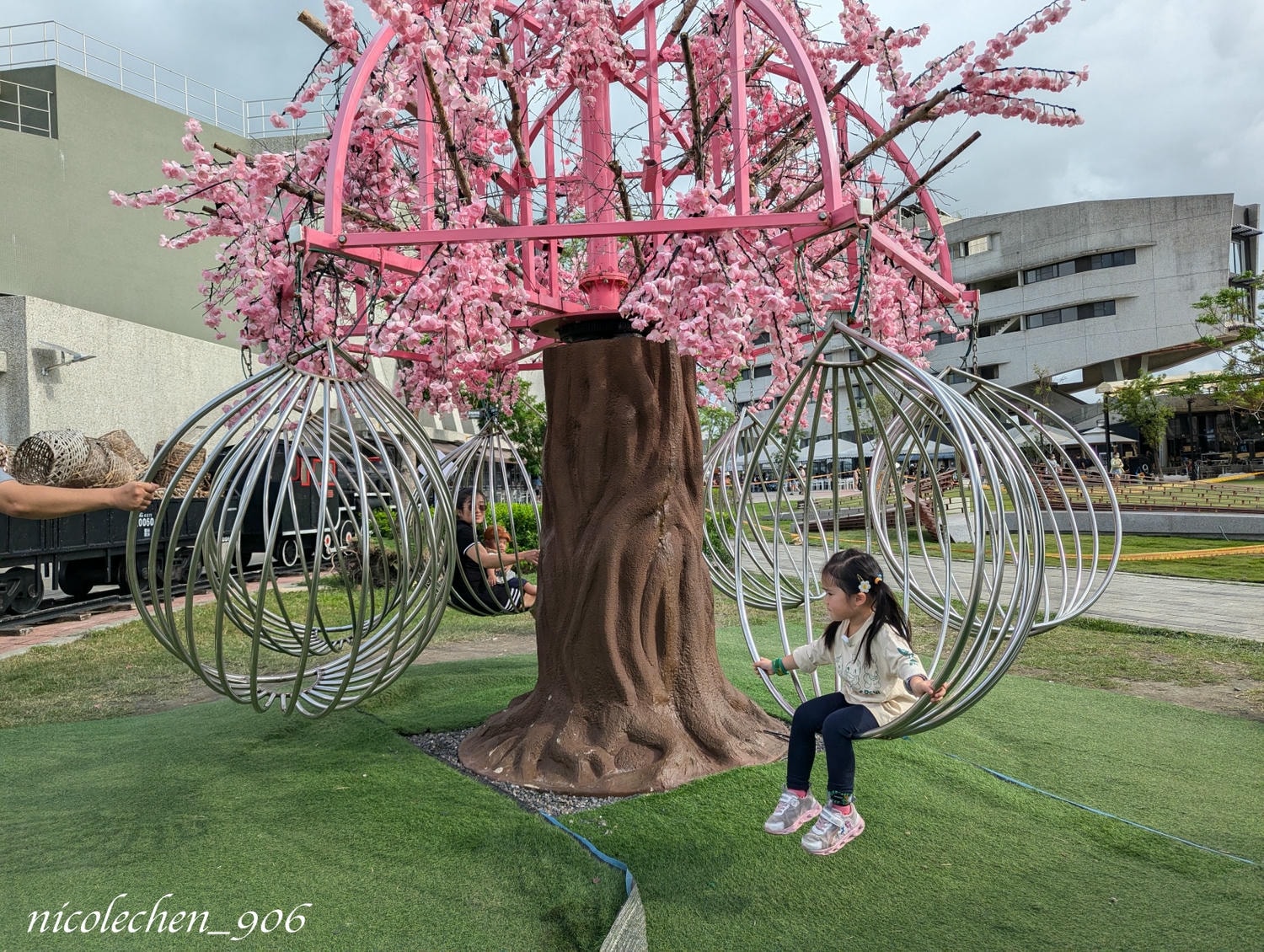 ﹝親子景點﹞屏東潮州鐵道園區∣潮州美食∣潮州景點∣屏東親子景點∣屏東一日遊∣火車迷必來景點∣小朋友最愛的餵動物∣刺激坑爹車 雲霄飛車∣佔地很廣可以盡情跑跑∣ - 第23張圖