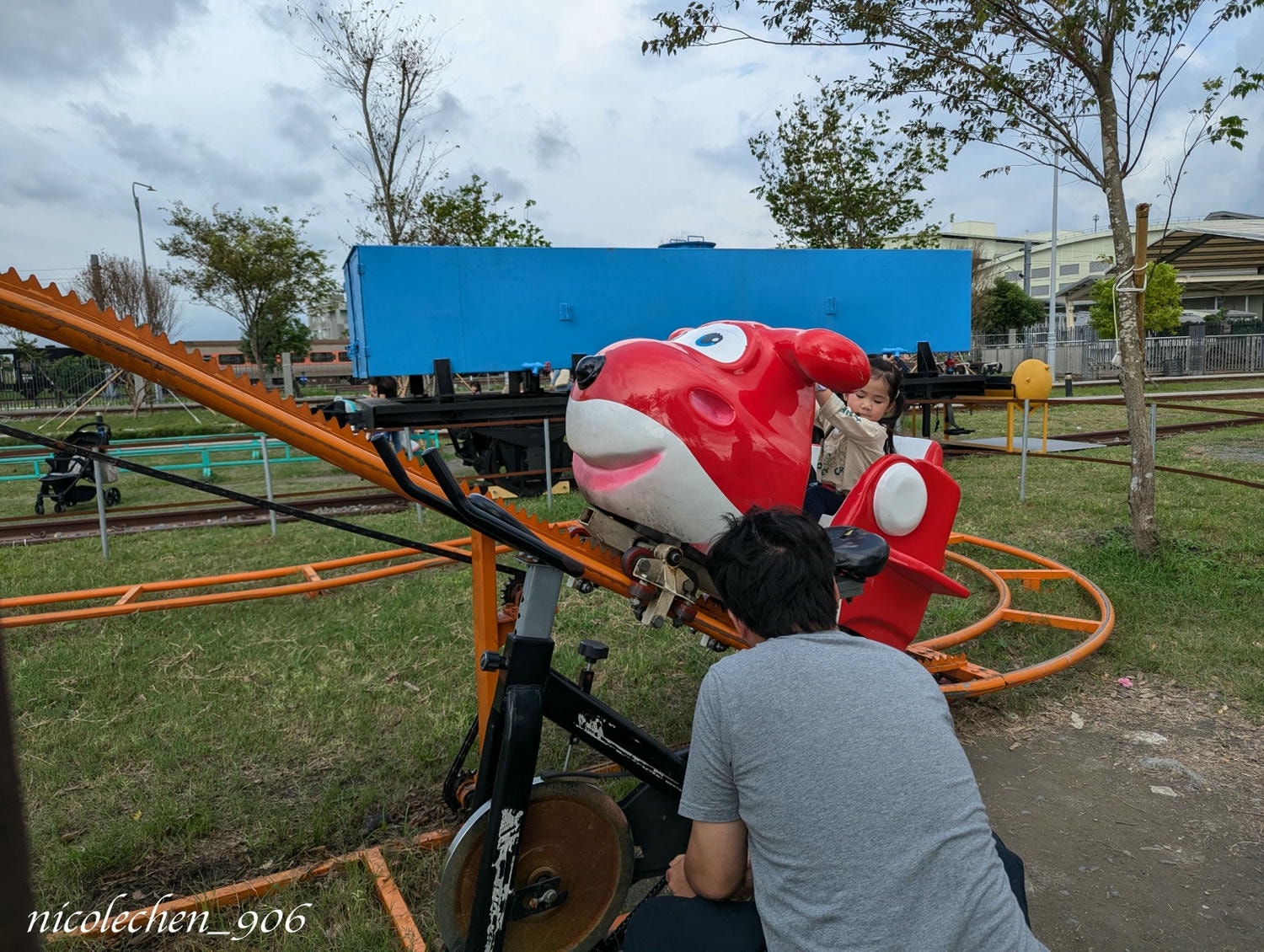 ﹝親子景點﹞屏東潮州鐵道園區∣潮州美食∣潮州景點∣屏東親子景點∣屏東一日遊∣火車迷必來景點∣小朋友最愛的餵動物∣刺激坑爹車 雲霄飛車∣佔地很廣可以盡情跑跑∣ - 第25張圖