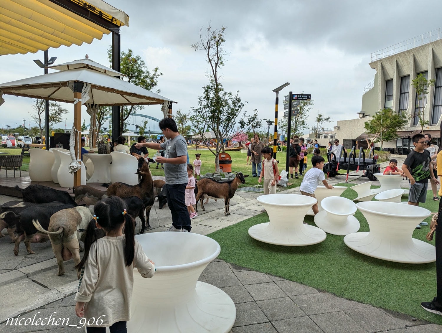 ﹝親子景點﹞屏東潮州鐵道園區∣潮州美食∣潮州景點∣屏東親子景點∣屏東一日遊∣火車迷必來景點∣小朋友最愛的餵動物∣刺激坑爹車 雲霄飛車∣佔地很廣可以盡情跑跑∣ - 第19張圖