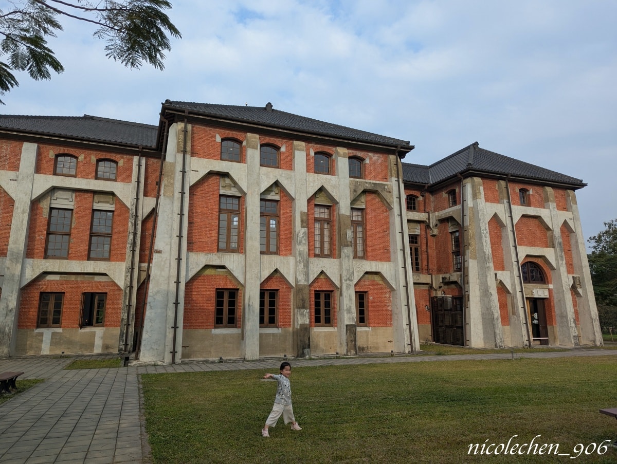 ﹝親子景點﹞台南景點∣山上區花園水道博物館∣寵物友善∣夏天可以玩水∣有森林區也有漂亮的藝術花園∣園區有三間餐廳∣放電完再去木瓜媽吃鯛魚燒∣多種口味鯛魚燒超好吃∣台南親子景點∣ - 第1張圖