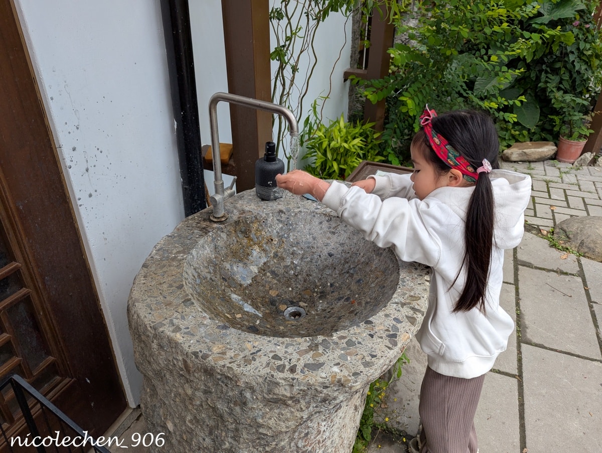 ﹝彰化食記﹞花佈院∣一間好吃又好拍的網美餐廳∣圍爐煮茶、烤魚、火鍋、肉夾饃∣吃完還可以騎腳踏車逛田尾∣寵物友善餐廳∣ - 第31張圖