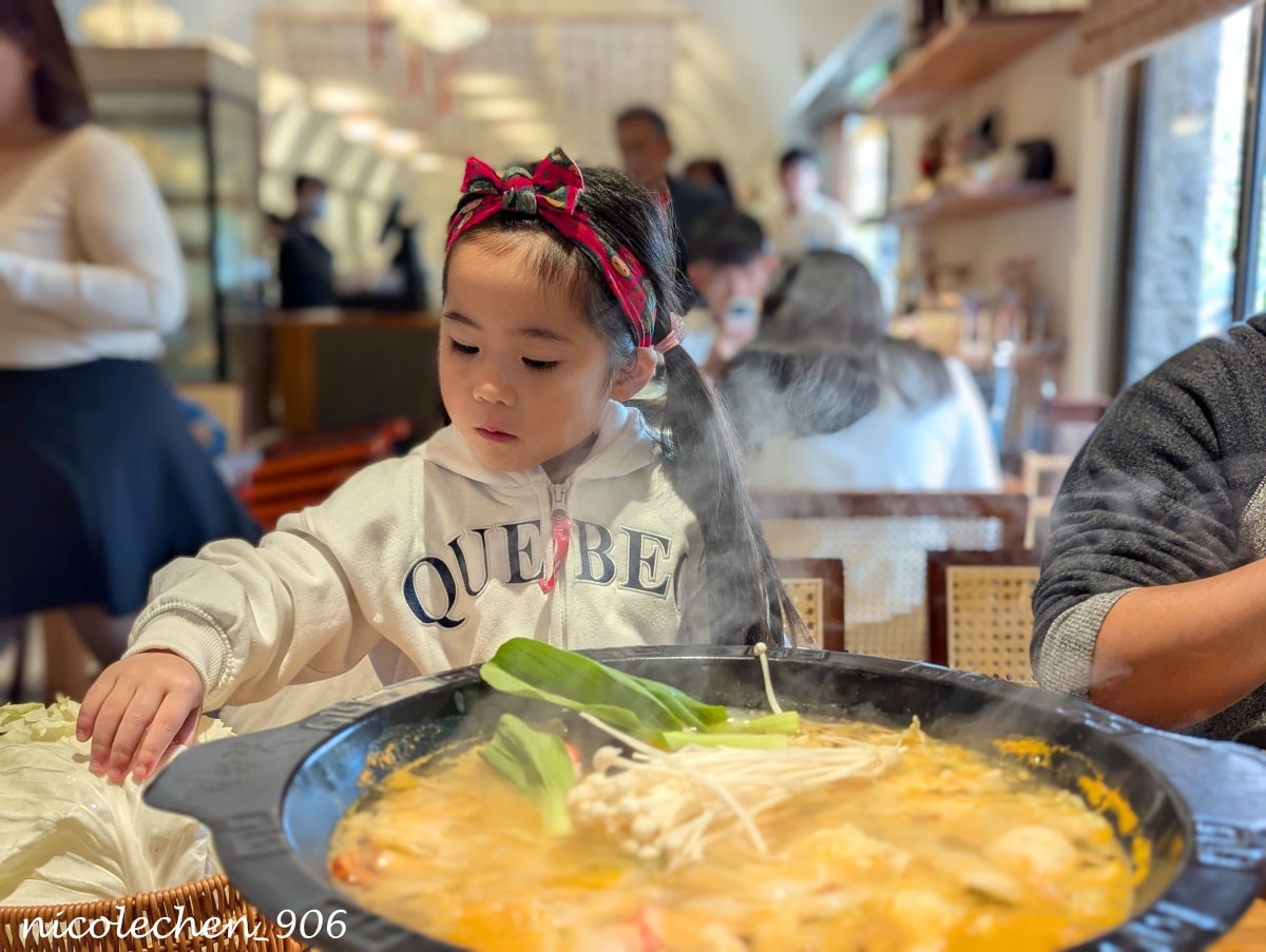 ﹝彰化食記﹞花佈院∣一間好吃又好拍的網美餐廳∣圍爐煮茶、烤魚、火鍋、肉夾饃∣吃完還可以騎腳踏車逛田尾∣寵物友善餐廳∣ - 第18張圖